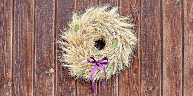 Der Getreidekranz macht sich wunderbar an einer Scheunenwand als Sommerliche Dekoration.