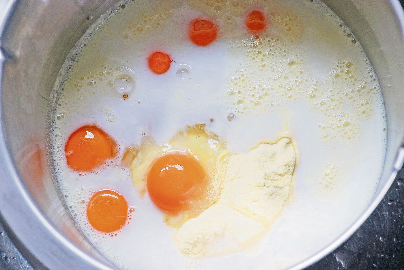 Aus Eiern, Flüssigkeit, Mehl und Salz entsteht der Teig. Oben rechts ist das Knöpflisieb im Einsatz, unten links werden Gnocchi mit der Schere aus dem Spritzsack ins kochende Wasser portioniert. Es gibt schnellere Mahlzeiten – aber das Resultat überzeugt.  (Bilder Ruth Aerni)