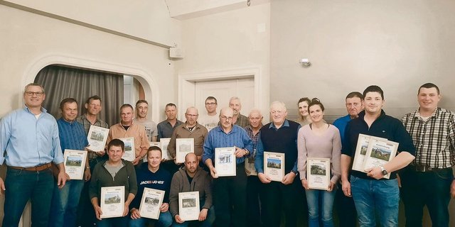 Für die Besitzer(innen) von Kühen mit 100 000 Kilo Milch Lebensleistung gab es eine Auszeichnung.