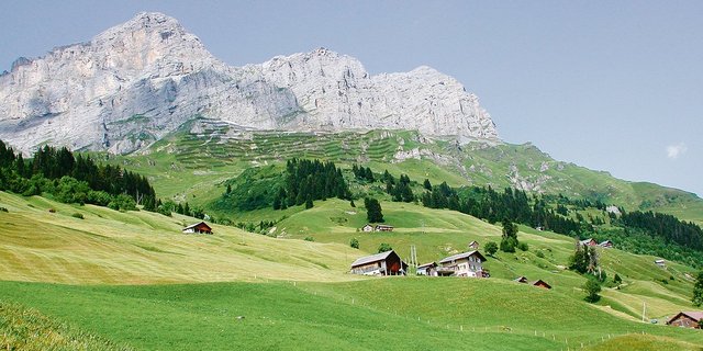 Kleinstrukturierte Landwirtschaft und ausgeprägte Landschaftspflege im Urnerland, wie hier im Schächental. Der Anteil Direktzahlungen am Einkommen ist deshalb sehr hoch. (Bild zVg)