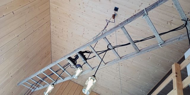 Im Hubihof-Laden rückt eine Lampe mit Pendelleuchten das Angebot ins richtige Licht. Die Leiter gibt dem Raum eine ganz persönliche Note. 