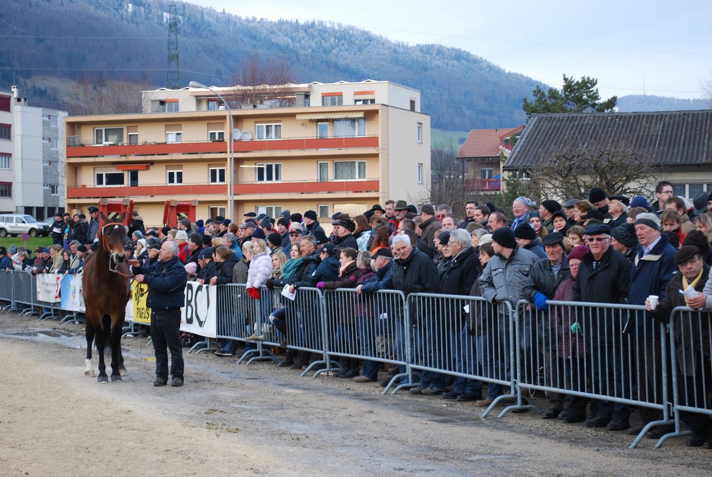 Der Besucheraufmarsch in Glovelier ist gross.
