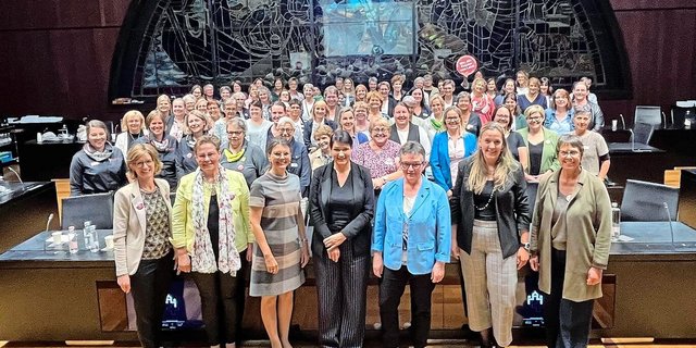 Vorn (v. l.): Kathrin Bieri, Gabi Schürch (SBLV), Regina Durrer, Christine Badertscher, Vroni Thalmann, Katja Riem, Anne Challandes (SBLV).