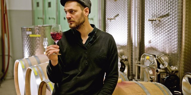 Spannender Spagat: Heinz Kunz will Kunst und Weinbau in einem ganzheitlichen Betrieb verbinden. (Bild Mirjam Steffen)