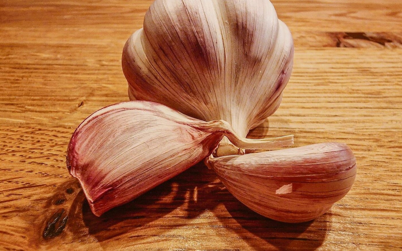 Knoblauch gehört in viele Küchen. Er soll gegen Viren, Bakterien und Pilze wirken.