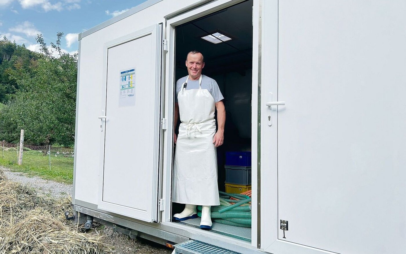 Das MZM-Geflügelschlachtmobil wird für Marcel Lusti demnächst zum Vollzeitjob. Schlachten und Zerteilen ist durch eine Wand und einen separaten Eingang getrennt.