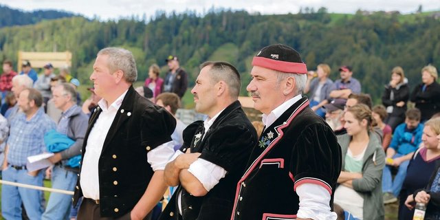 Egal, welchen Namen der Besitzer der Kuh hatte, Werner Walter, hier mit seinen Kollegen Niklaus Berger und Hansueli Lüthi, (v. r. n. l.) in Röthenbach, stellte immer die schönste Kuh, die dem Zuchtziel am nächsten kam, an erste Stelle. 
