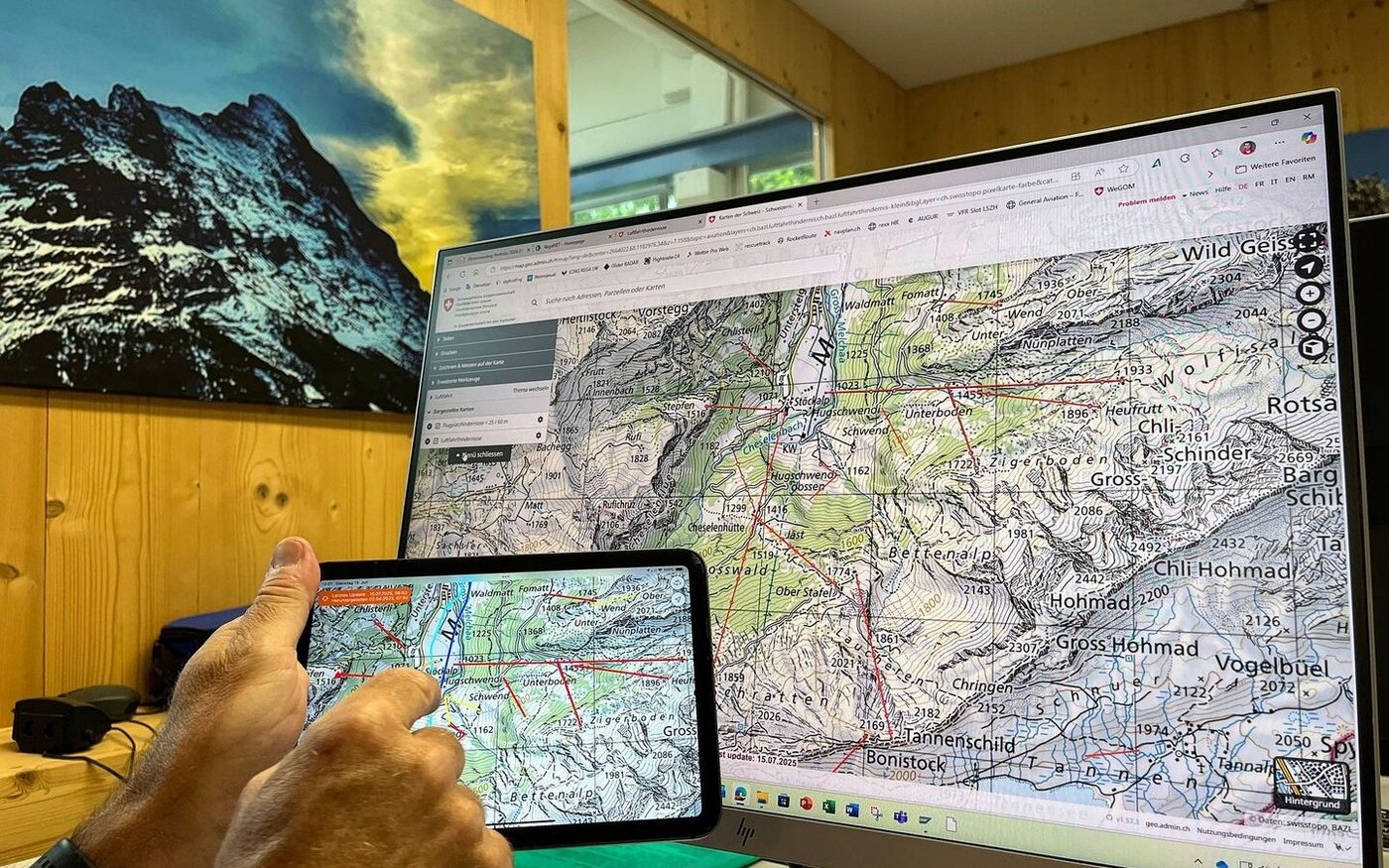 Mithilfe der Swisstopo-Karte überprüft die Crew, wo sich Luftfahrthindernisse wie Seilbahnen oder Kabel befinden.