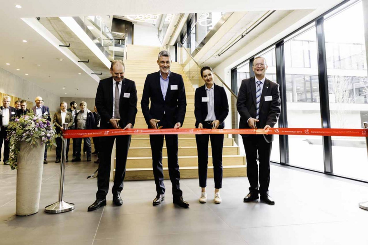 Max Vögeli Gemeindepräsident Weinfelden, Georg Kröll, CEO Lidl Schweiz, Nadia von Veltheim, CREO Lidl Schweiz, Walter Schönholzer Regierungsrat Kanton Thurgau (v.l.). (obs/Lidl Schweiz)