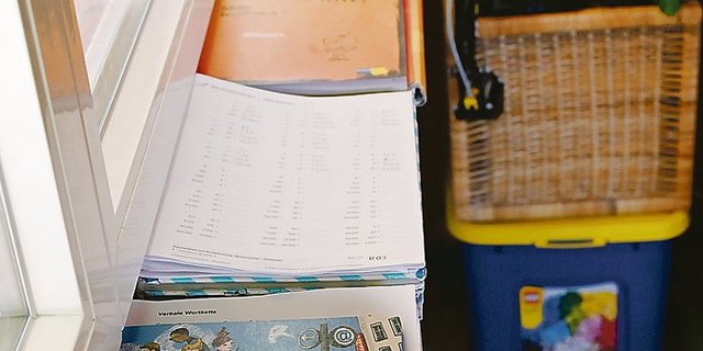 Das Klassenzimmer ist ins Kinderzimmer gezügelt. Die Schulsachen sind nach Fach auf je einem Stapel geordnet, damit das Benötigte leichter gefunden wird.(Bild aw)