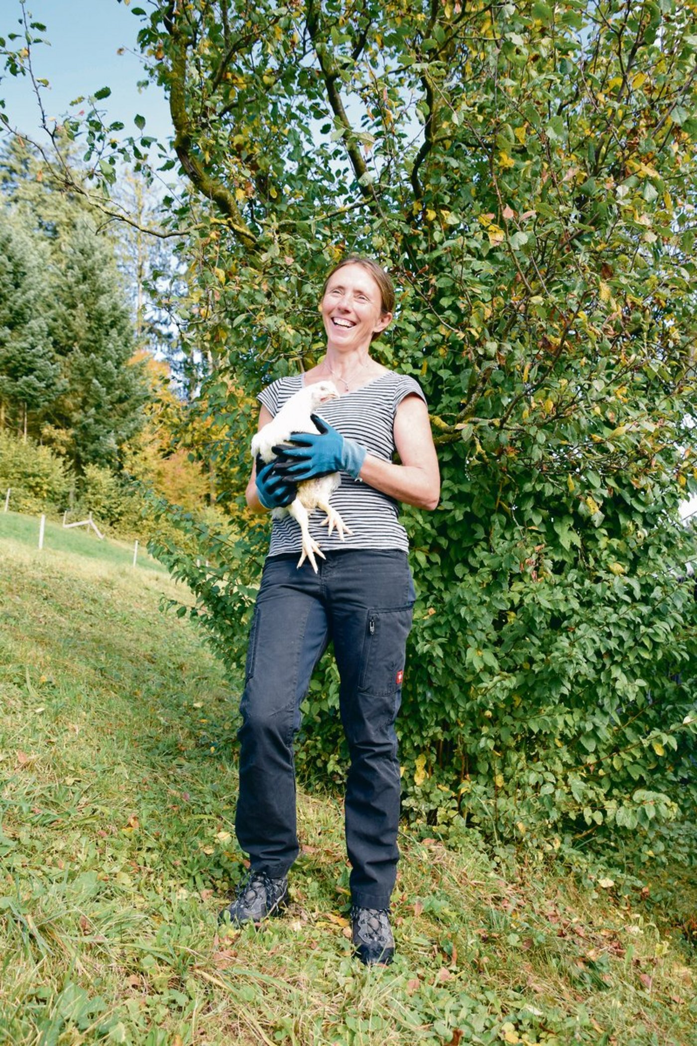 Strahlefrau mit Huhn: Silvia Stucki fängt seit sieben Jahren regelmässig Mastpoulets ein – manchmal auch mitten in der Nacht. (Bilder Monika Studer)
