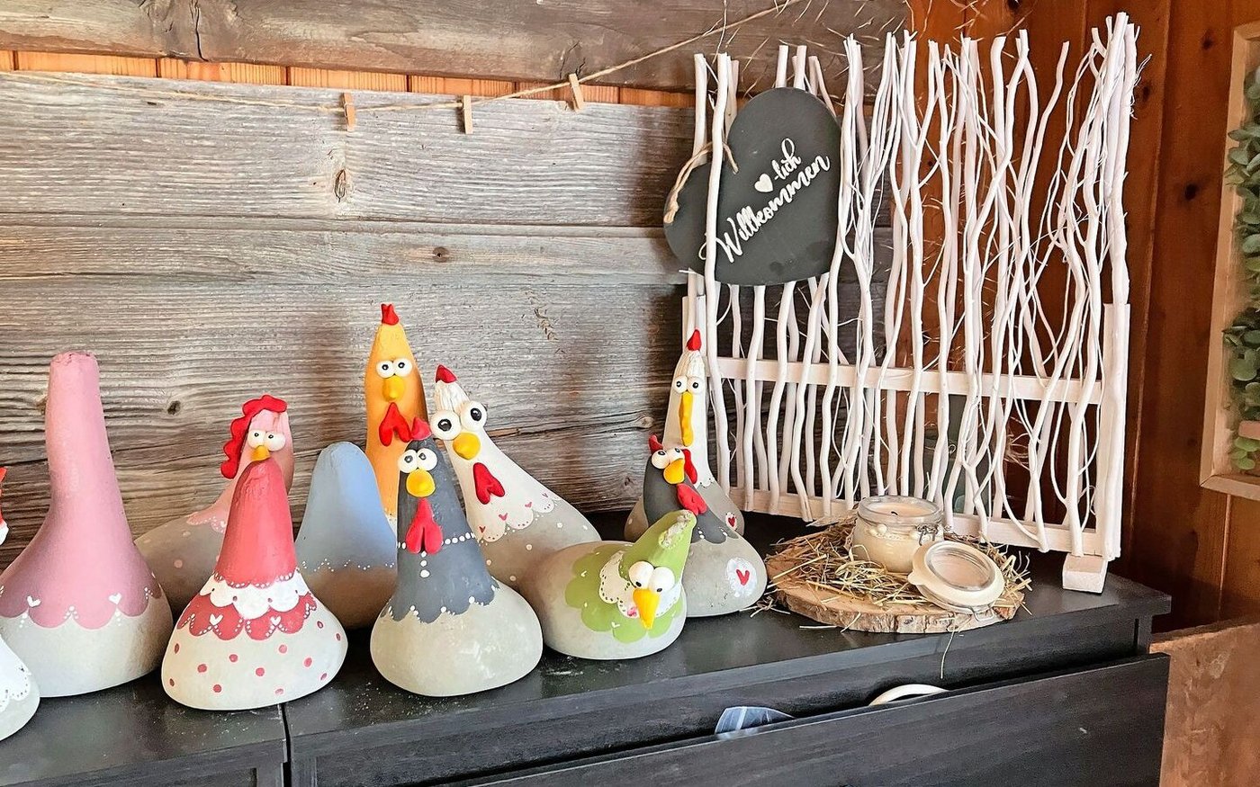 Auch mit Beton kennt sich Anita Altherr aus. Sie hat zum Beispiel diese Betonhühner kreiert. 