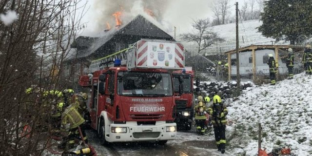 Die Zerstörung des Bauernhauses konnte von der Feuerwehr nicht mehr verhindert werden. (Bild polizei-schweiz.ch)