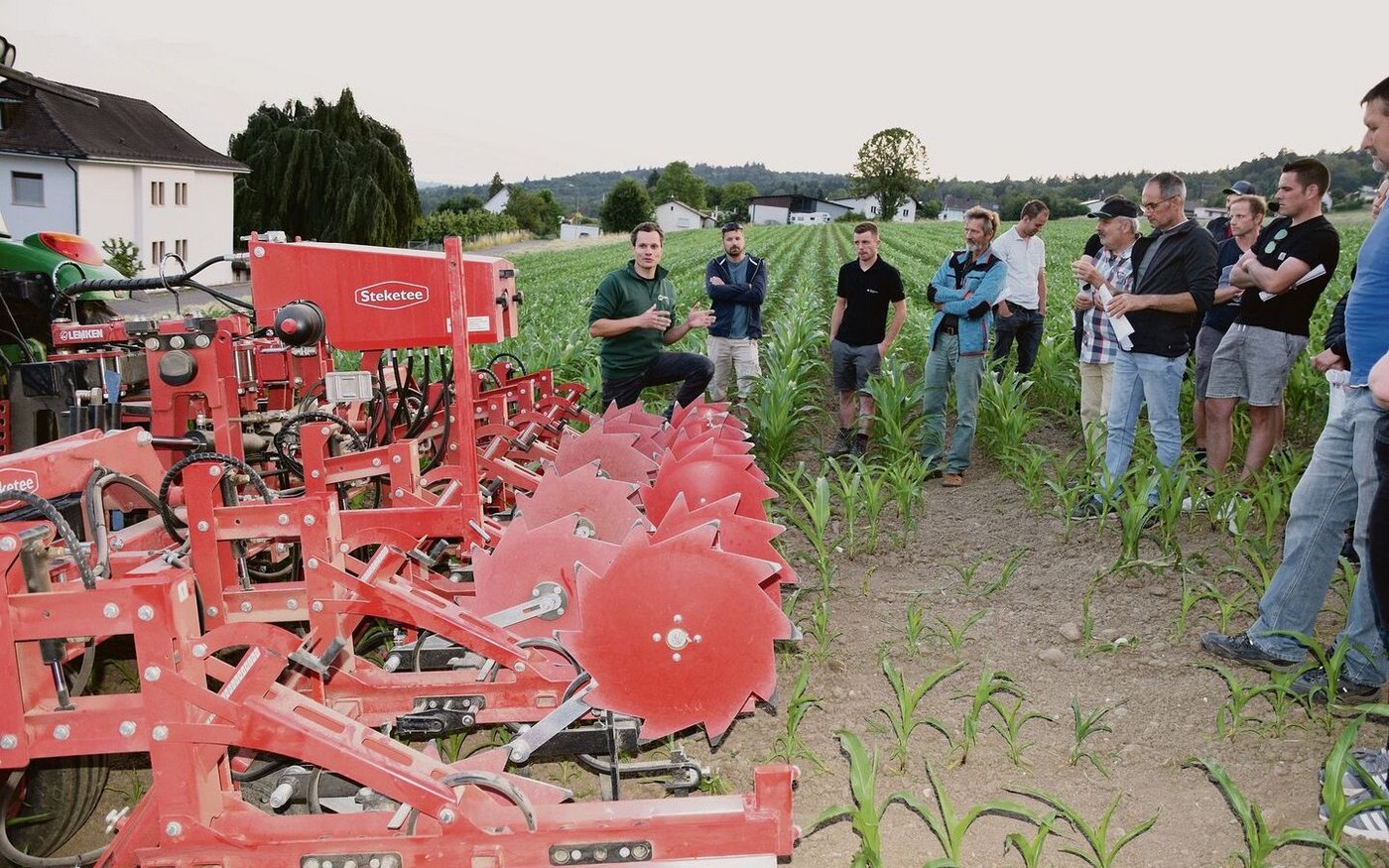 Der Lohnunternehmer Samuel Flury (links) aus Halten präsentiert hier sein Hackgerät in einem Maisfeld. Dieses ist ausgerüstet mit einem Kameralenksystem.