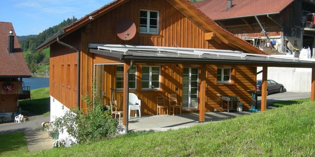 Das Gästehaus mit der überdachten Terrasse hat einen direkten Blick auf den Ägerisee. (Bild zVg)