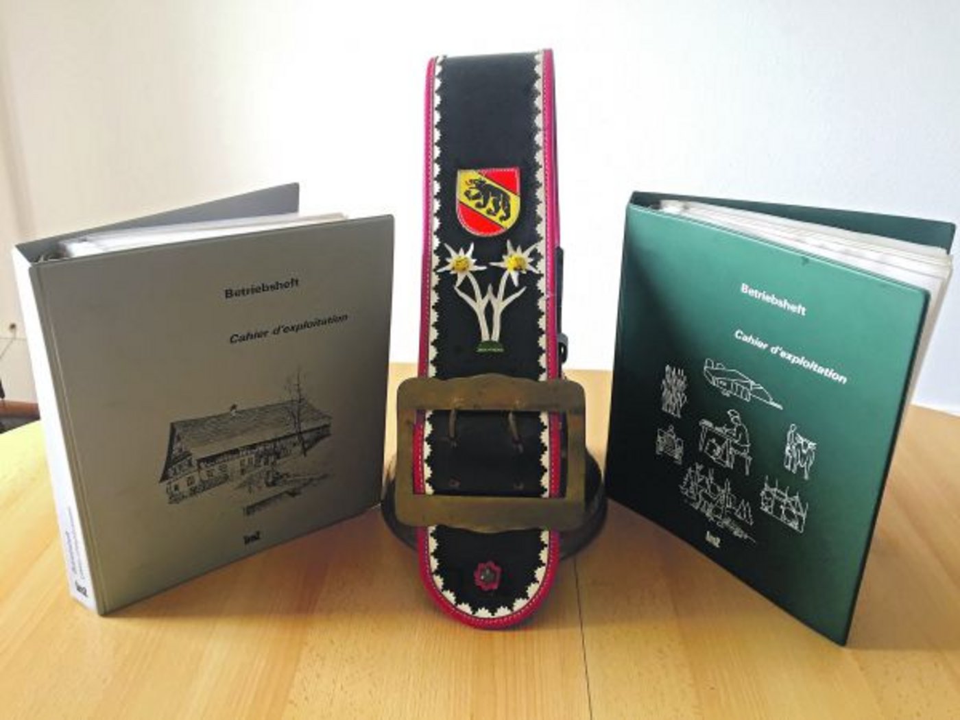 Für jedes Lehrjahr musste vor 35 Jahren noch ein Betriebsheft geführt werden. Zu dieser Zeit  wurden die Lernenden vielfach noch mit einer Glocke vonseiten der Lehrmeisterfamilie verdankt. (Bild Peter Fankhauser)