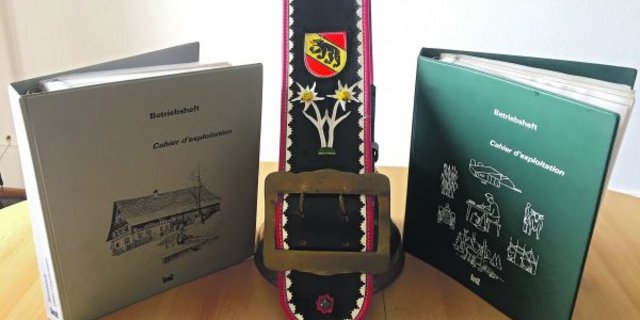 Für jedes Lehrjahr musste vor 35 Jahren noch ein Betriebsheft geführt werden. Zu dieser Zeit  wurden die Lernenden vielfach noch mit einer Glocke vonseiten der Lehrmeisterfamilie verdankt. (Bild Peter Fankhauser)
