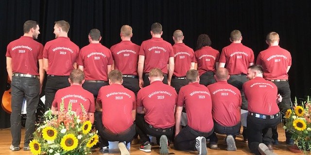 Die Absolventen des Wallierhofs zeigten was sie ab sofort sind: Meisterlandwirt/-in. (Bild akr)