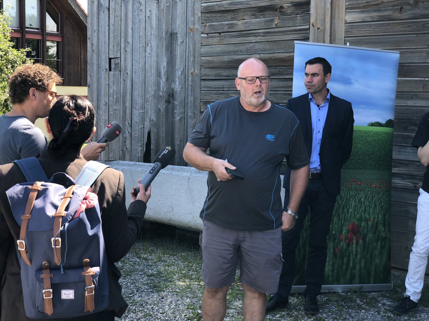 An einem Medienanlass der SBV wurde das Berner Pflanzenschutzprojekt am Praxisbeispiel vom Landwirt Markus Lüscher (vorne) vorgestellt. Martin Rufer (hinten rechts) sprach zudem das neue Fokusmagazin des Schweizer Bauernverbandes an. Der SBV will das Thema Pflanzenschutz aufrollen und klärt auf.
