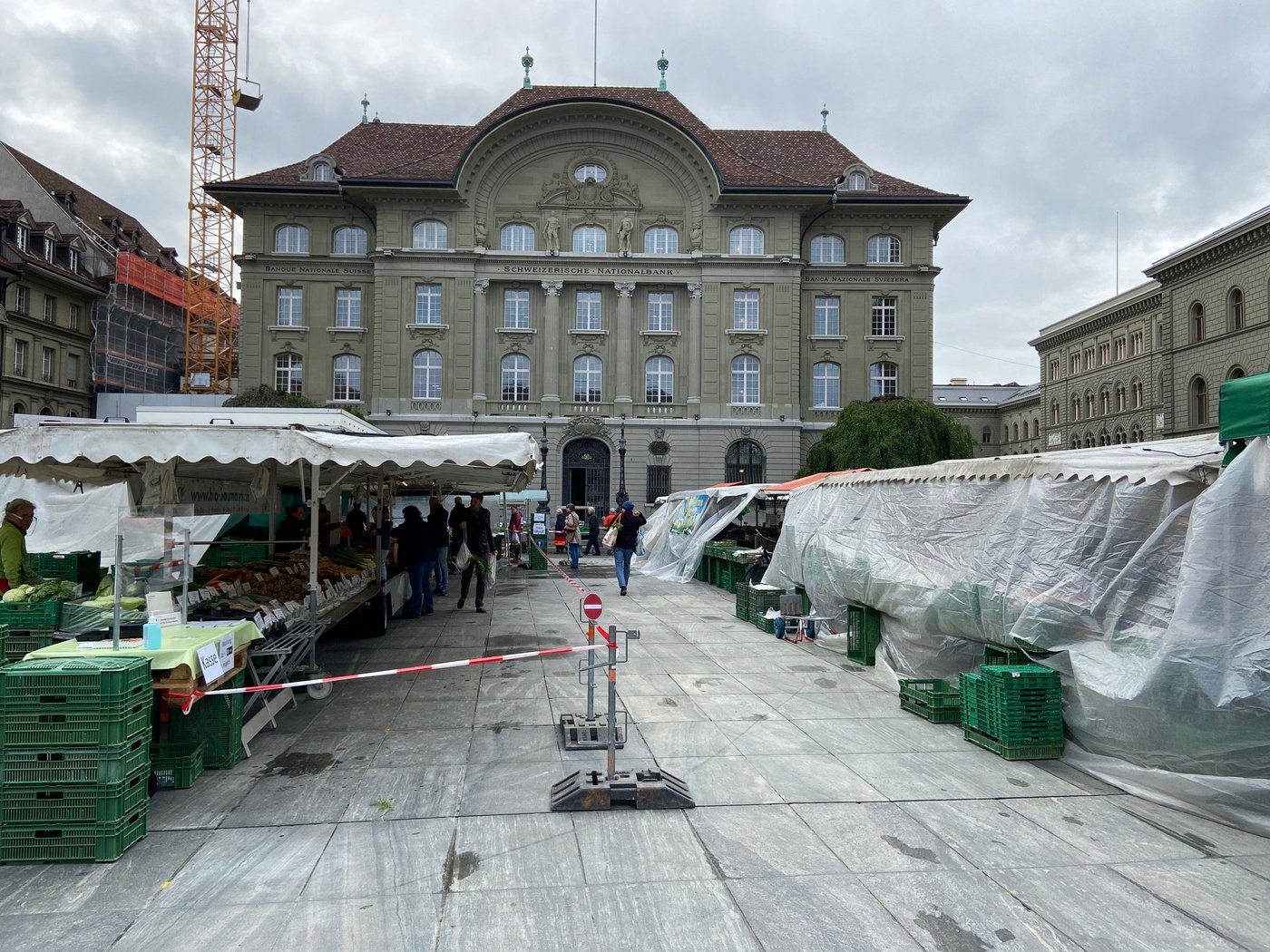 Teil des Sicherheitskonzepts: Die Stände dürfen nur einseitig offen sein. (Bild akr)