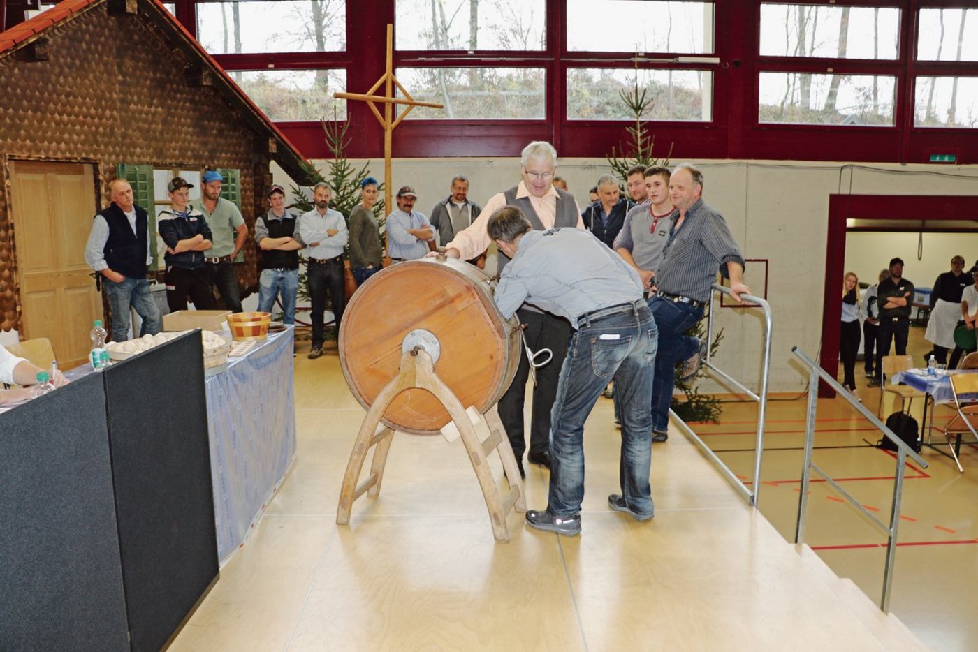 Mit dem Griff ins Ankenfass entschied sich, an wen die Alp verlost wurde.(Bild zVg)
