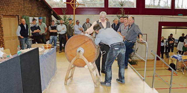 Mit dem Griff ins Ankenfass entschied sich, an wen die Alp verlost wurde.(Bild zVg)