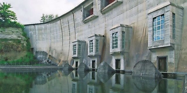 Der Turbinenbetrieb an der Staumauer des Schiffenensees lässt die Pegel von Saane und Are stark schwanken. Diese Schwall-Sunk-Problematik soll die Betreiberin beheben.