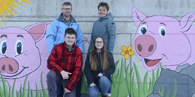 „Es darf doch auch schön sein“, findet Silvia Limacher. Hier zu sehen mit Ehemann Peter, Sohn Simon und Tochter Julia. (Bild Andrea Gysin)