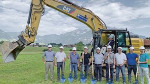Regierungsrat Daniel Wyler persönlich machte mit dem Bagger den ersten Spatenstich. Im Bild vorne das Kernteam für das Projekt «Fleischhuis» Obwalden. 