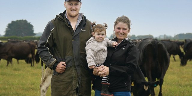 Yvonne und Jake Plumtree mit Töchterchen posieren auf der Weide mit ihren Kühen. Bei Besuchen in ihrer zweiten Heimat Schweiz war die Betriebsleiterin überrascht darüber, wie sich die Milchwirtschaft in der Schweiz von der Neuseelands unterscheidet. (Bild Matthias Stadler)
