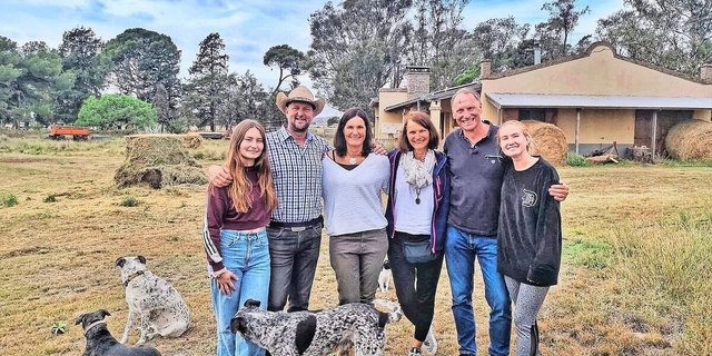 Nach mehr als drei Jahren gibt es das erste Zusammentreffen mit Beas Schwester Thesi und deren Mann Mäge. Als Geschenk brachten sie unter anderem Regen mit.