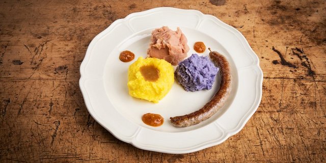 Lammwurst mit Safrankartoffelstock, Aprikosenchutney und Orange Wine Jus. (Bild Ueli Christoffel/SRF)