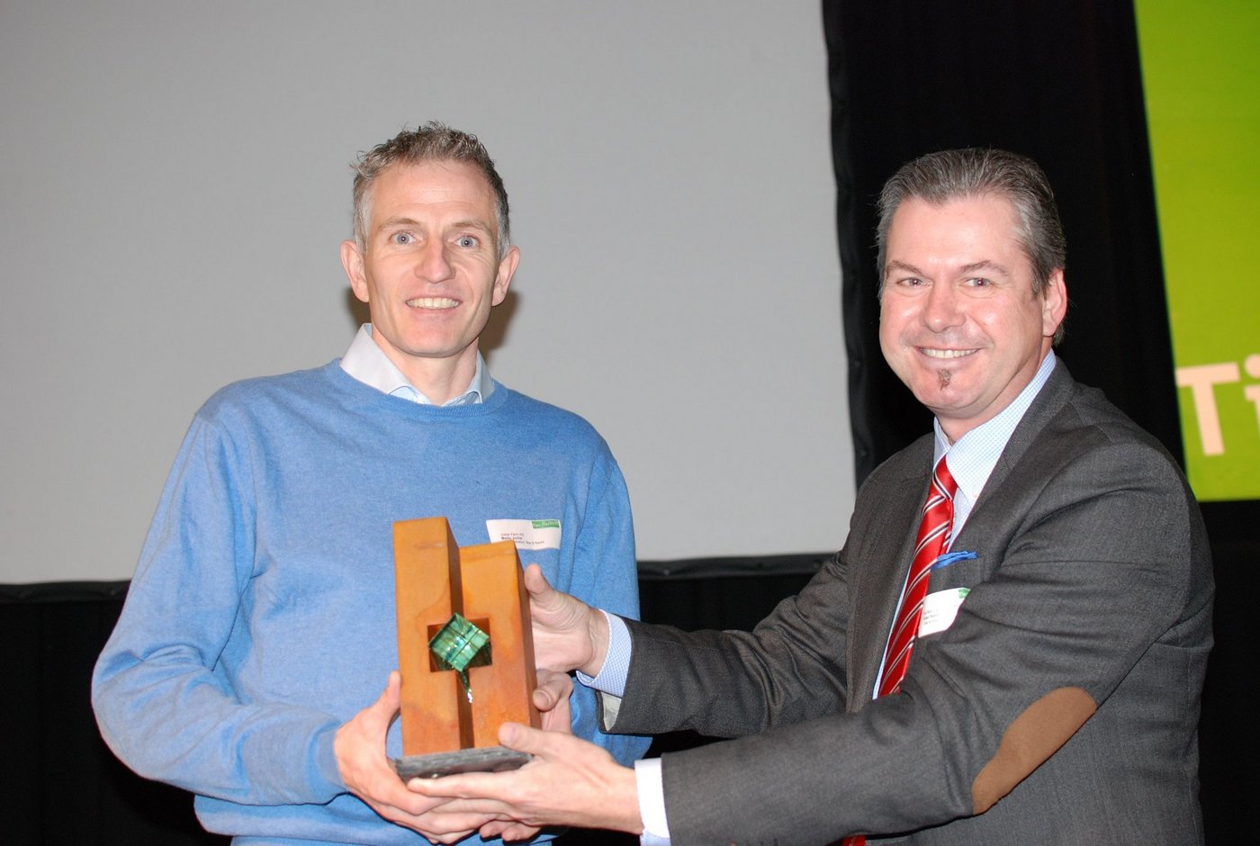 Unser Bild zeigt Jurymitglied Gian Bazzi, Generalagent St. Gallen der Mobiliar, der Martin Jucker (links) den Preis übergibt. (Bild: Nadine Baumgartner)