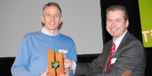 Unser Bild zeigt Jurymitglied Gian Bazzi, Generalagent St. Gallen der Mobiliar, der Martin Jucker (links) den Preis übergibt. (Bild: Nadine Baumgartner)