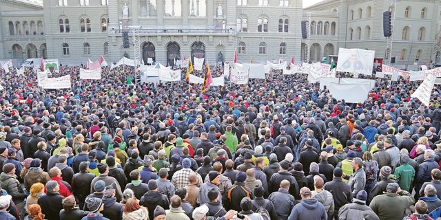 Der Bundesplatz war bis auf den letzten Platz gefüllt: Am 27. November 2015 demonstrierten über 10 000 Bäuerinnen und Bauern in Bern gegen geplante Direktzahlungskürzungen.(Bild SBV)
