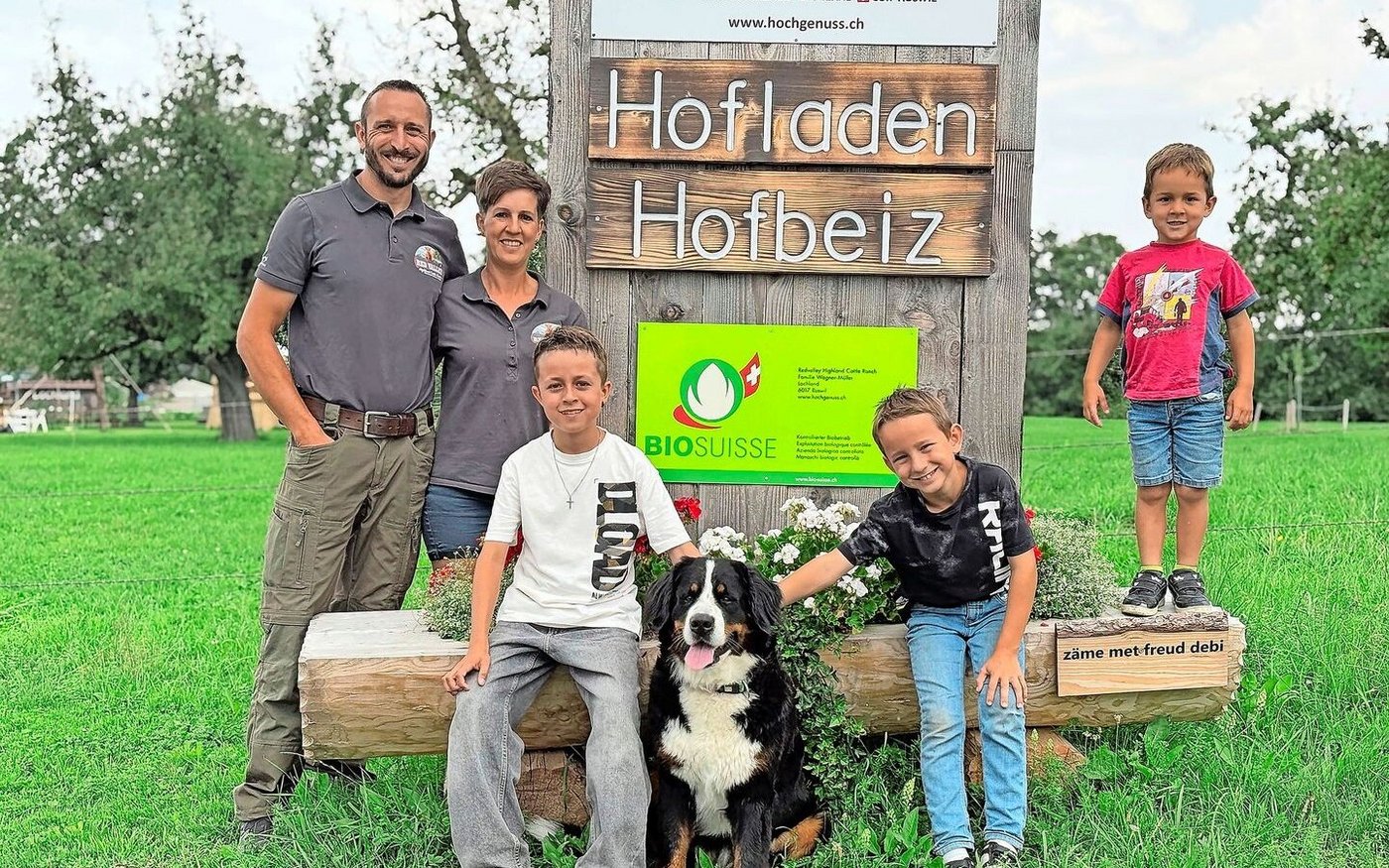 Seit 2023 führen sie den Biobetrieb, den sie ausserhalb der Familie kaufen konnten: Matthias und Nicole Wagner mit Alex (9), Renato (8) und Sven (4) und Hofhündin Caya.
