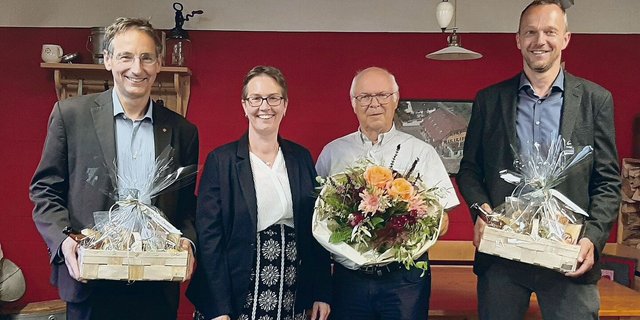SLB-Präsidentin Hella Schnider mit SAB-Direktor Thomas Egger (l.), Kantonsrat Guido Roos (r.) und dem neuen Ehrenmitglied Alois Hodel. 