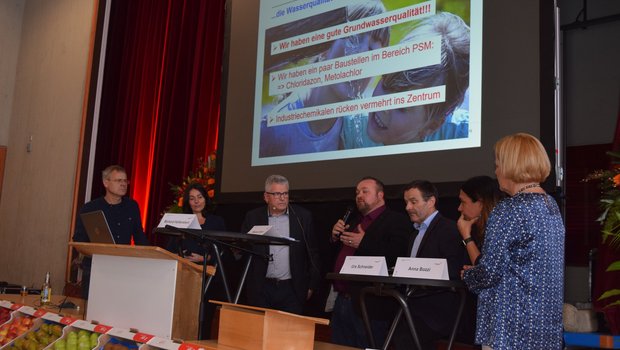 Sie kreuzten in Zihlschlacht die Klingen (v.l.n.r.): Ralph Hablützel (Biobauer, Verein Vision Landwirtschaft), Franziska Herren (Initiativkomitee), Moderator Richard Hollenstein, Thomas Lehner (Obstbauer), Urs Schneider (SBV), Anna Bozzi (Scienceindustries) und Susanne Staub (Konsumentenforum). Bild sgi