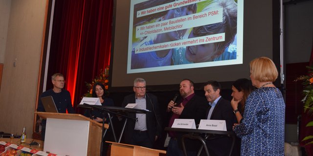 Sie kreuzten in Zihlschlacht die Klingen (v.l.n.r.): Ralph Hablützel (Biobauer, Verein Vision Landwirtschaft), Franziska Herren (Initiativkomitee), Moderator Richard Hollenstein, Thomas Lehner (Obstbauer), Urs Schneider (SBV), Anna Bozzi (Scienceindustries) und Susanne Staub (Konsumentenforum). Bild sgi
