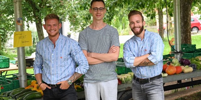 Nino-Leandro Colombo (v. l. n. r.), Fabian Schläpfer und Marcel Eichenberger haben die App Franzz entwickelt. Damit sollen Konsumenten und Produzentinnen den Weg zueinanderfinden. Denn ein Wille weg vom Grossverteiler sei vorhanden. (Bild BauZ/aw)
