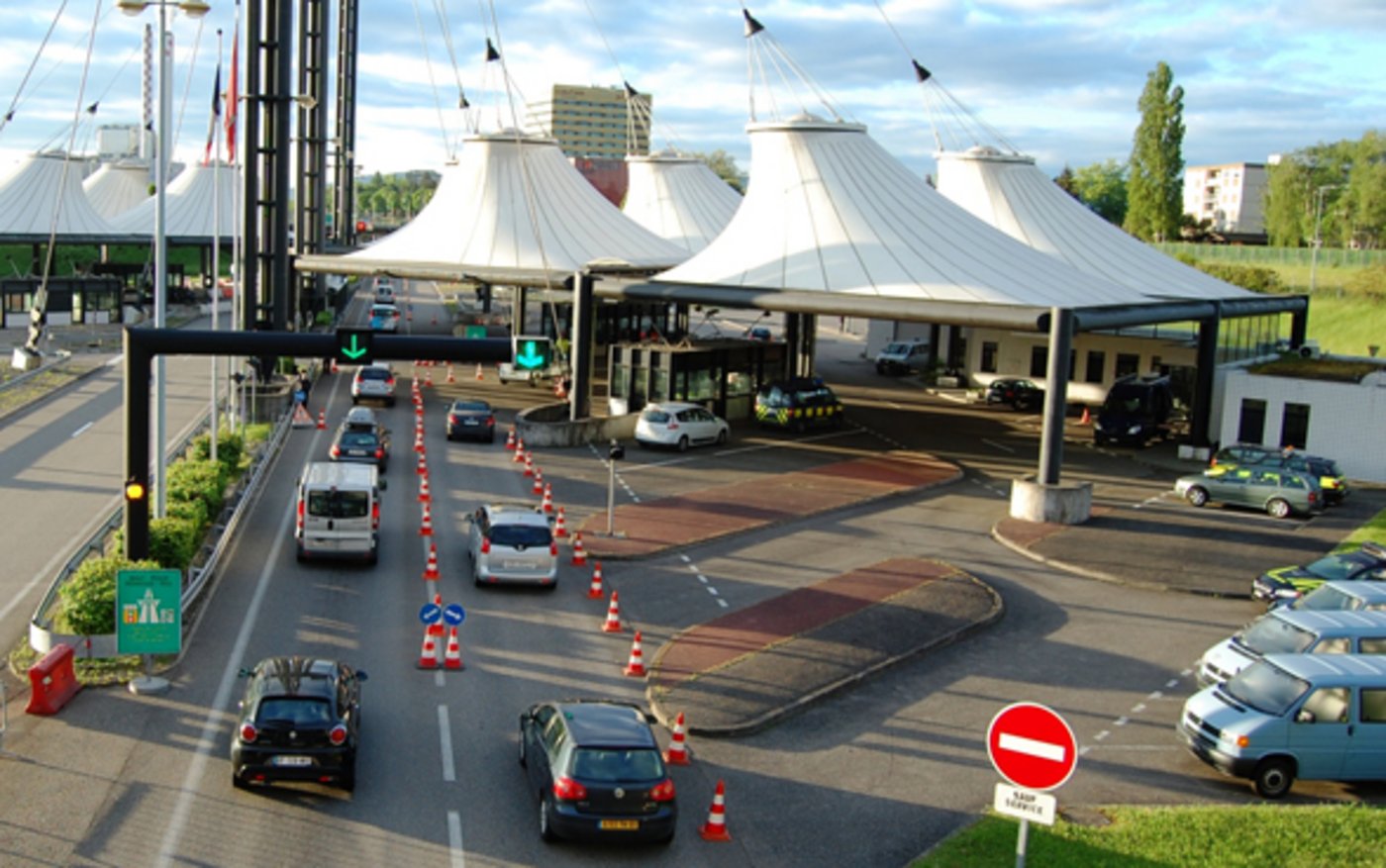 Am Samstag fanden Zöllner in Basel im Kofferraum eines Autos unter anderem 278 Liter undeklarierten Wein. (Bild Eidgenössische Zollverwaltung)
