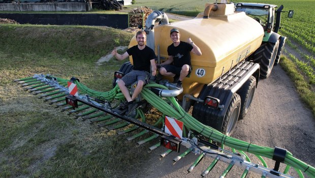 Andreas Bleninger (l.) und Hans Hofmeister haben aus der Not heraus ihren eigenen Schleppschuhverteiler gebaut. (Drohnenbilder Hans Hofmeister)