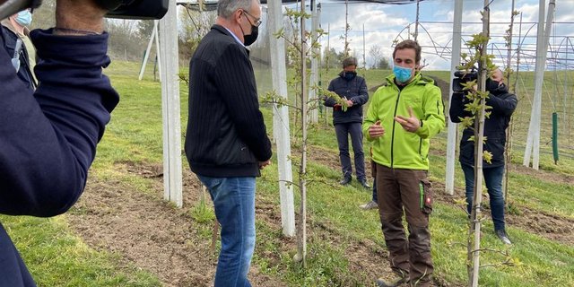 Marco Messerli im Gespräch mit Bundespräsident Guy Parmelin (Bild Adrian Krebs)