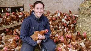 Landwirtin Chantal W Landwirtin Chantal Weber vom Neuhof Liestal mag Hühner und weiss, dass die Tiere klüger sind, als man meint.