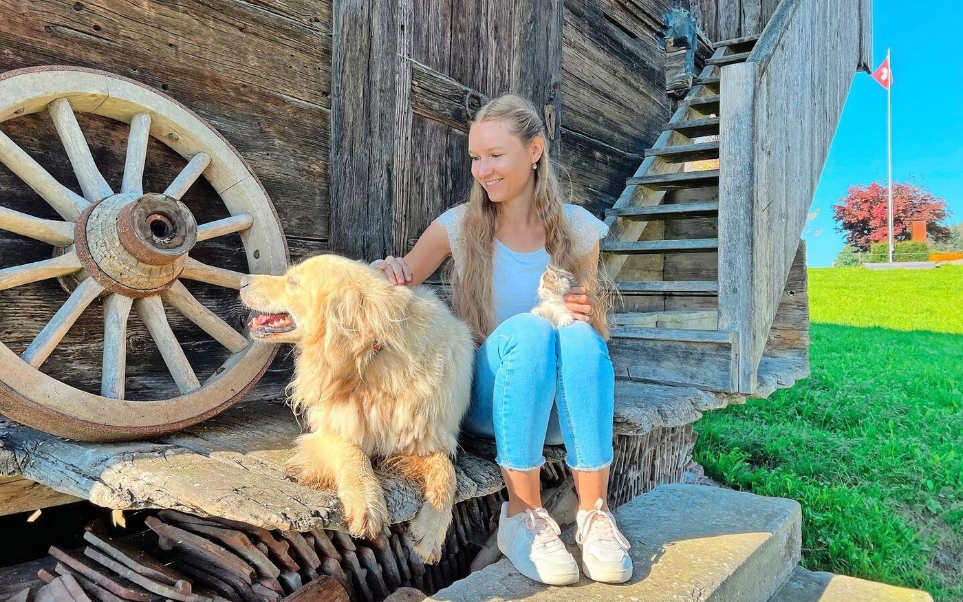 Wenn ein Fotoapparat gezückt wird, ist Hofhund Knut nicht weit: Valeria Bucher beim Spycher auf dem Hof Underotige, Rain LU.