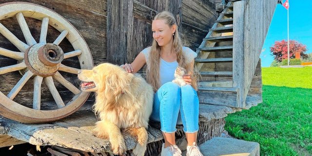 Wenn ein Fotoapparat gezückt wird, ist Hofhund Knut nicht weit: Valeria Bucher beim Spycher auf dem Hof Underotige, Rain LU.