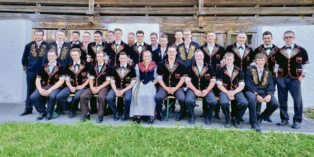 Die erfolgreichen Absolventinnen und Absolventen traten in traditioneller Kleidung auf.