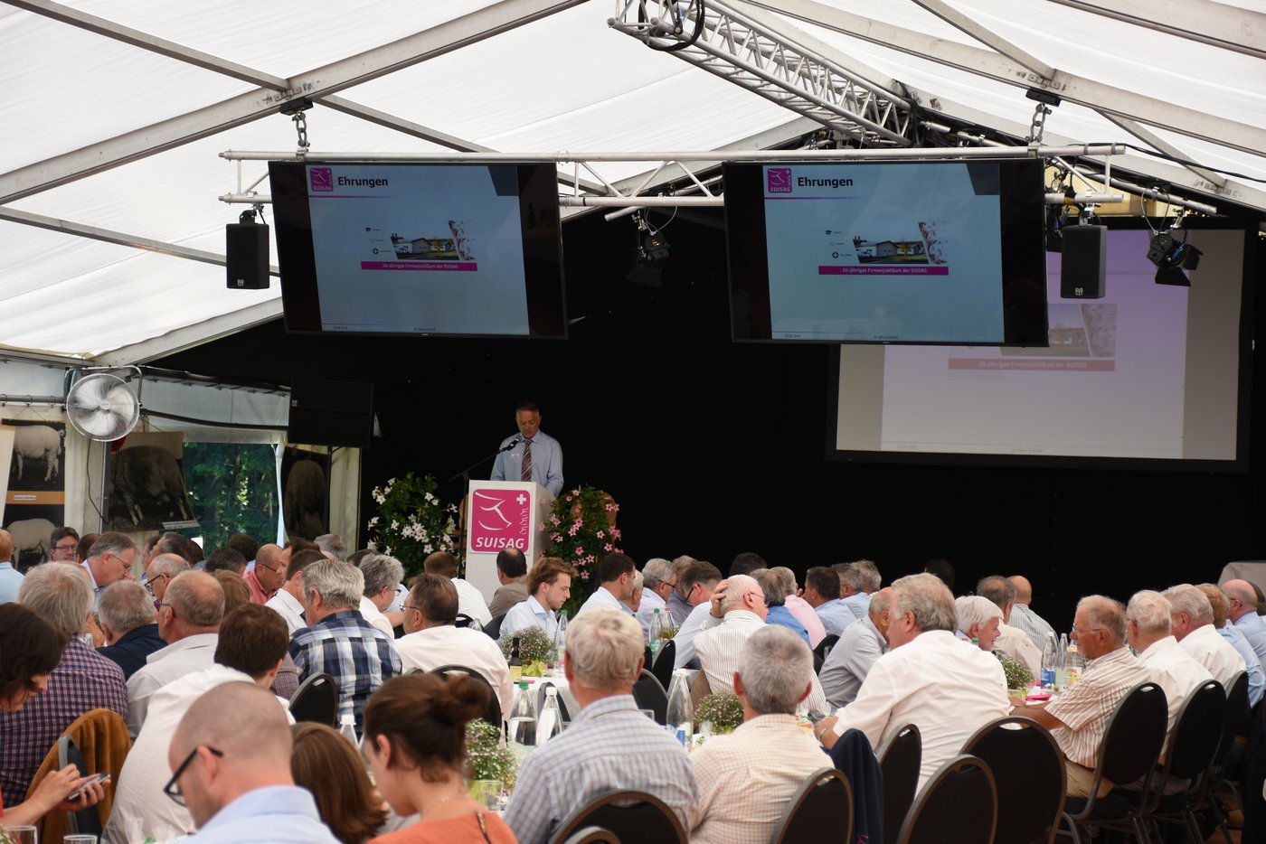Suisag-Präsident Jürg Barmettler referiert im Festzelt hinter dem Suisag-Geschäftssitz auf der Sempacher Allmend.