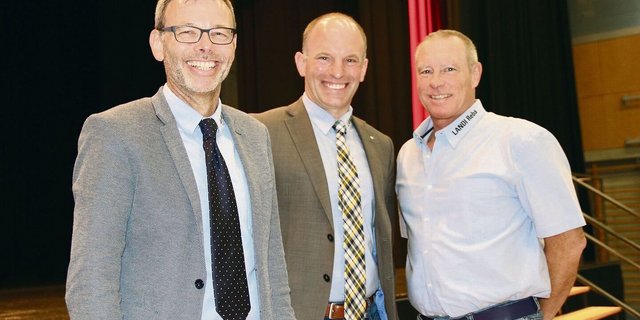 Beat Gisin (v. l. n. r.) wurde von Christian Banga für 33 Dienstjahre sowie Gilbert Bavaud für 17 Dienstjahre geehrt.