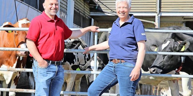 Betriebsleiter: Josef und Franziska Ithen teilen sich die Betreuung des Milchviehs und die Freude an den Kühen.